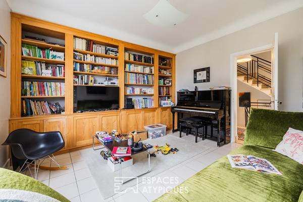 Maison des années 50 suspendue sur les hauteurs de la ville