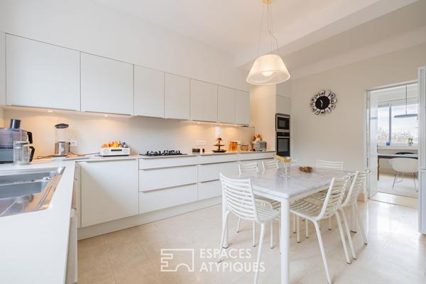 Maison des années 50 suspendue sur les hauteurs de la ville