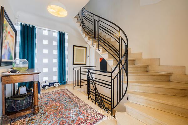 Maison des années 50 suspendue sur les hauteurs de la ville