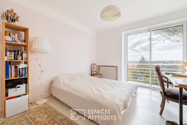 Maison des années 50 suspendue sur les hauteurs de la ville