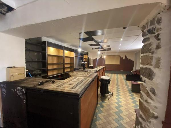 Immeuble - Commerce - 2 Appart - Garage