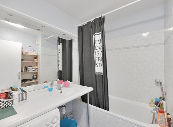 F4 de 86 m² Dernier étage + terrasse +pkg