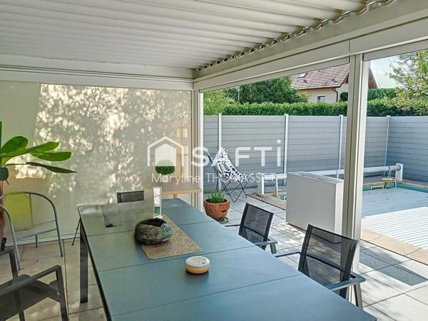 grande pièce de vie pour cette maison avec piscine