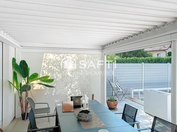 grande pièce de vie pour cette maison avec piscine