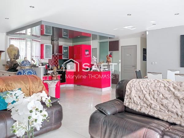 grande pièce de vie pour cette maison avec piscine