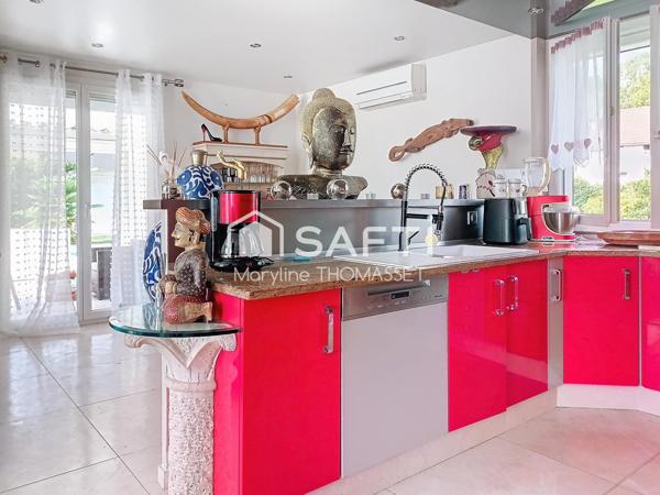 grande pièce de vie pour cette maison avec piscine