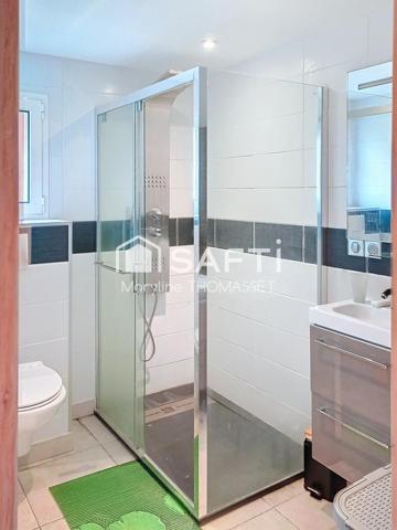 grande pièce de vie pour cette maison avec piscine