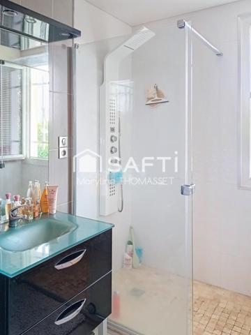 grande pièce de vie pour cette maison avec piscine