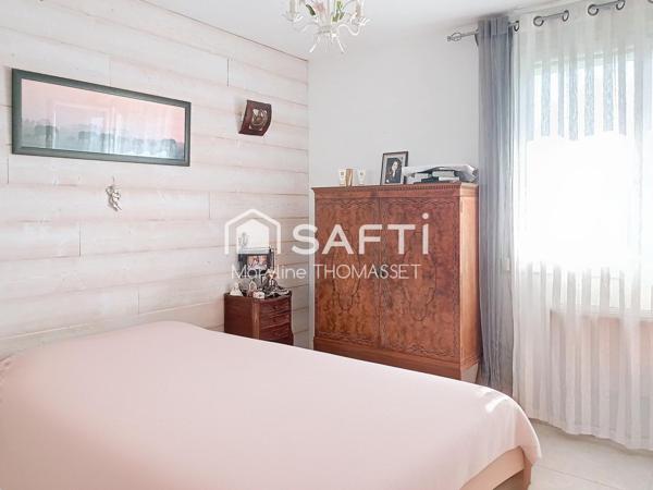 grande pièce de vie pour cette maison avec piscine