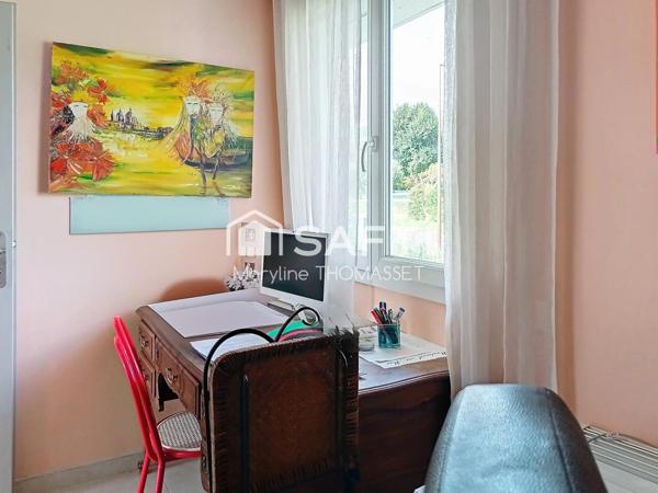 grande pièce de vie pour cette maison avec piscine