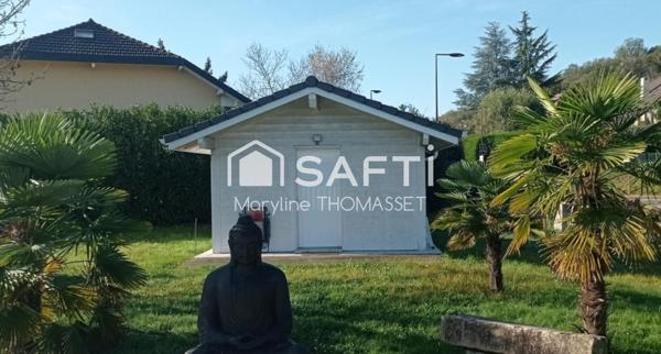 grande pièce de vie pour cette maison avec piscine