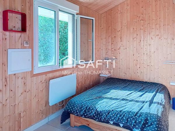 grande pièce de vie pour cette maison avec piscine