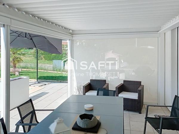 grande pièce de vie pour cette maison avec piscine