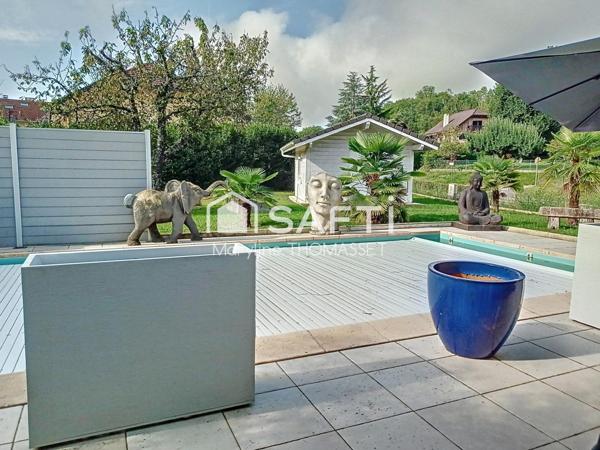 grande pièce de vie pour cette maison avec piscine