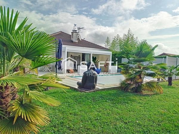 grande pièce de vie pour cette maison avec piscine