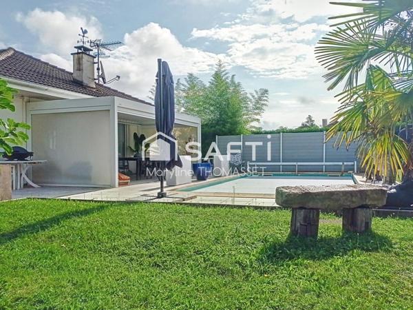 grande pièce de vie pour cette maison avec piscine