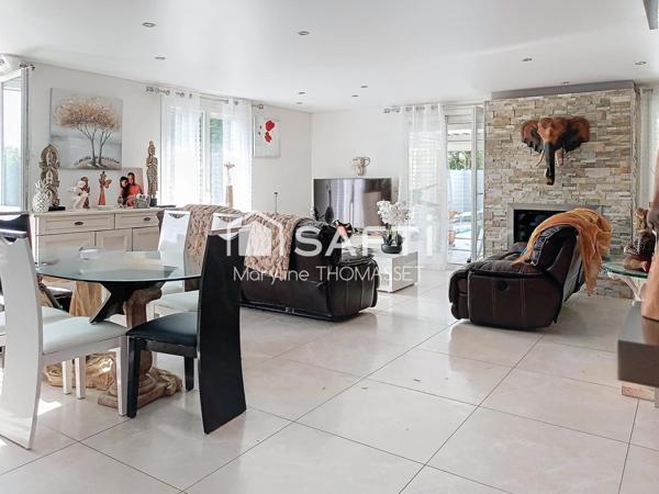 grande pièce de vie pour cette maison avec piscine