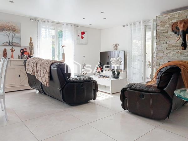 grande pièce de vie pour cette maison avec piscine