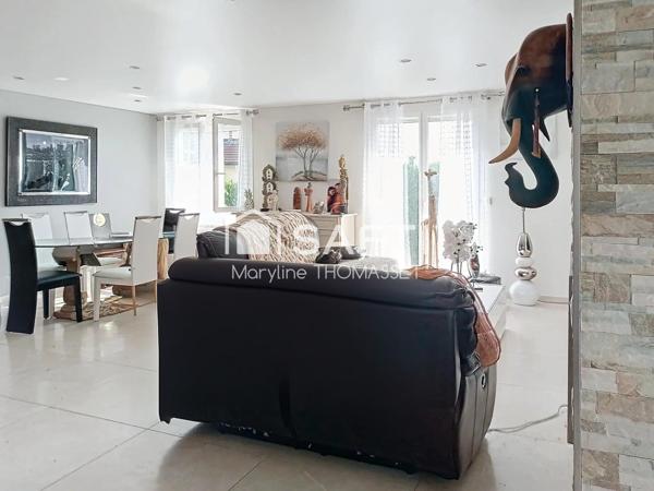 grande pièce de vie pour cette maison avec piscine