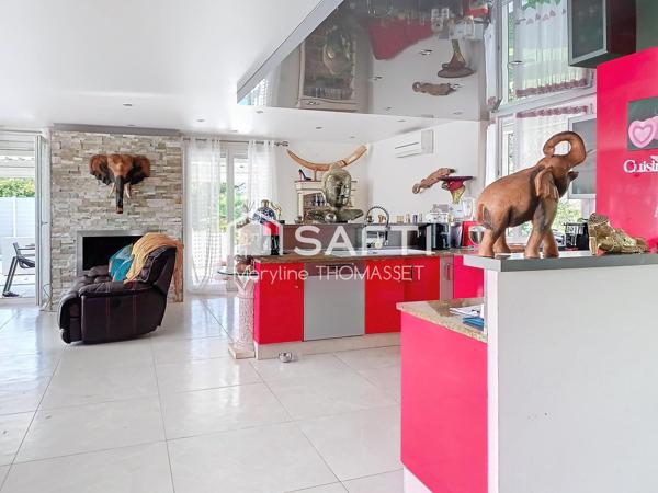 grande pièce de vie pour cette maison avec piscine