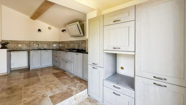 Maison  BANDOL T4  127 m²  avec garages et dépendances   595 000       690 000