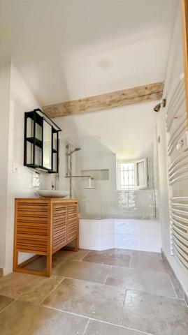 Maison  BANDOL T4  127 m²  avec garages et dépendances   595 000       690 000