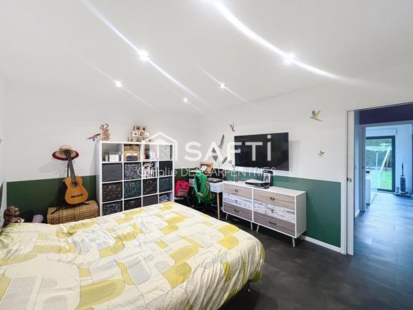 Maison individuelle - Semi plain pied - 4 chambres dont 1 suite parentale au RDC -