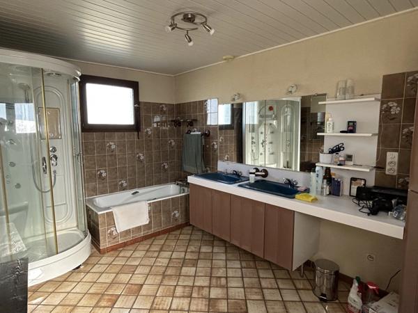 ENNEZAT maison de 114 m2 avec grange et dépendances