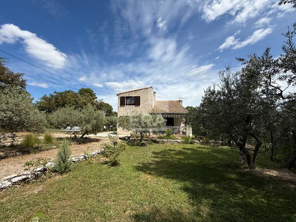 A VENDRE SAINT MAXIMIN LA SAINTE BAUME MAISON T5 DE 100 M² SUR 1975 M² DE JARDIN GARAGE PISCINE.
