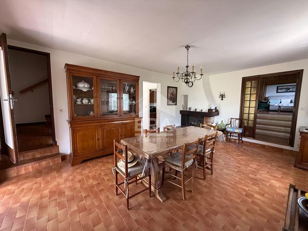 A VENDRE SAINT MAXIMIN LA SAINTE BAUME MAISON T5 DE 100 M² SUR 1975 M² DE JARDIN GARAGE PISCINE.