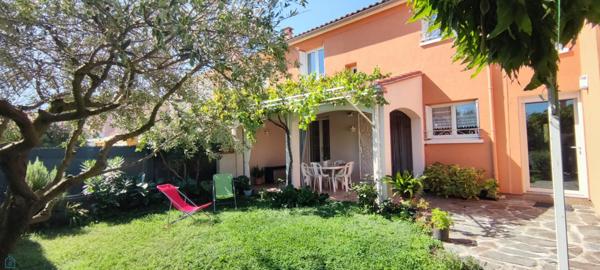 Maison de ville avec jardins, terrasse, cuisine d'été et garage