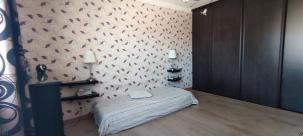 Maison de ville avec jardins, terrasse, cuisine d'été et garage