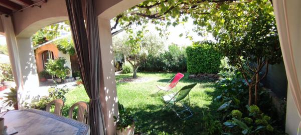 Maison de ville avec jardins, terrasse, cuisine d'été et garage