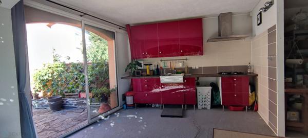 Maison de ville avec jardins, terrasse, cuisine d'été et garage