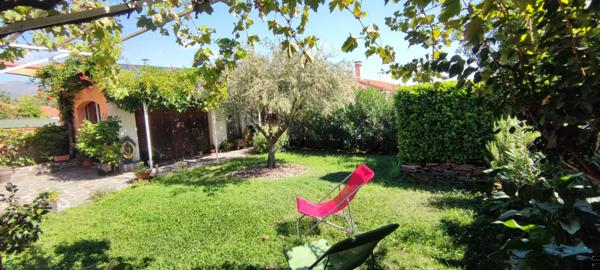 Maison de ville avec jardins, terrasse, cuisine d'été et garage