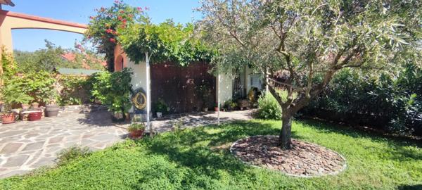Maison de ville avec jardins, terrasse, cuisine d'été et garage