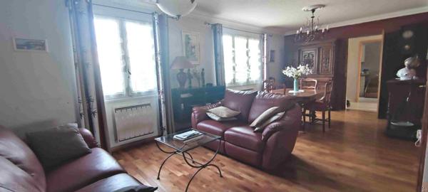 Maison de ville avec jardins, terrasse, cuisine d'été et garage