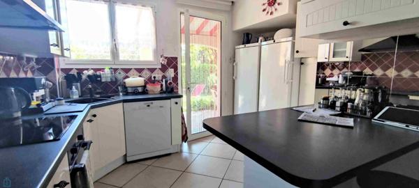 Maison de ville avec jardins, terrasse, cuisine d'été et garage