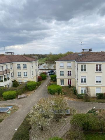 MAGNIFIQUE Studio de 26,50 m² en dernier étage, à 1 mn du RER