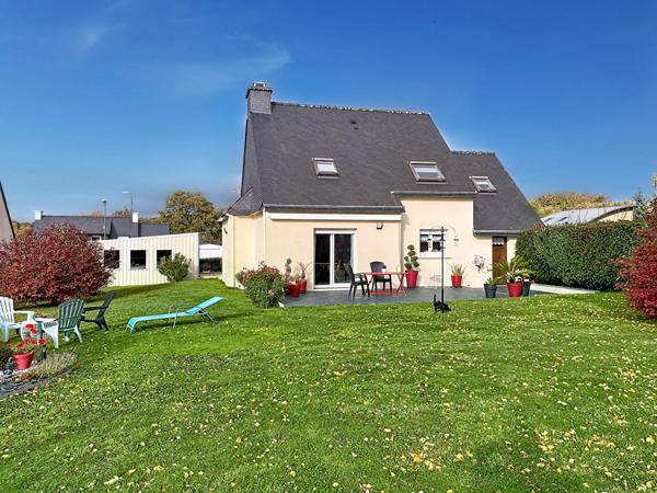 À vendre à Noyal-Muzillac, maison prête à vivre avec dépendance et prestations soignées