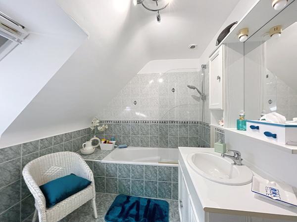 À vendre à Noyal-Muzillac, maison prête à vivre avec dépendance et prestations soignées