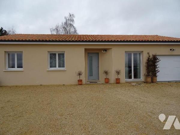 A 2 minutes du centre ville de Chauvigny, Belle maison neuve en parfait état offrant: une belle...