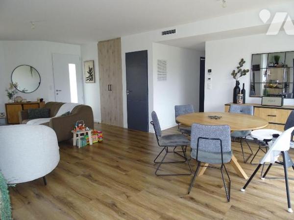 A 2 minutes du centre ville de Chauvigny, Belle maison neuve en parfait état offrant: une belle...