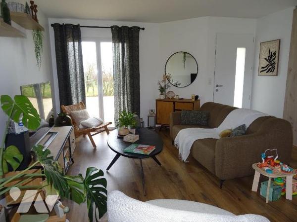 A 2 minutes du centre ville de Chauvigny, Belle maison neuve en parfait état offrant: une belle...