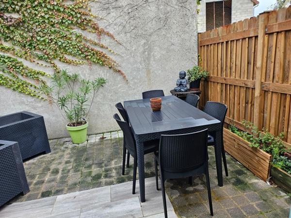 CHARMANTE MAISON DE VILLE  AVEC SA TERRASSE SANS A VIS VIS