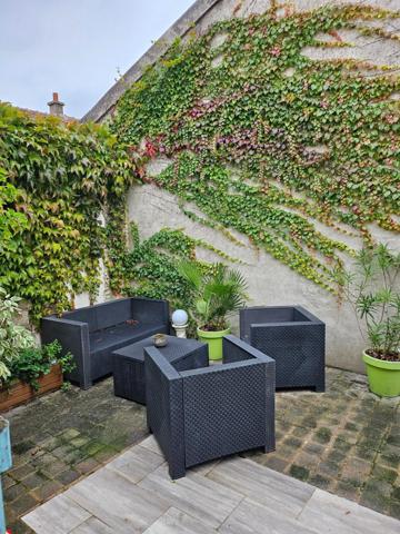 CHARMANTE MAISON DE VILLE  AVEC SA TERRASSE SANS A VIS VIS