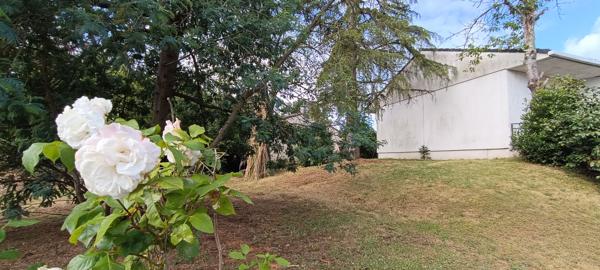 Maison des années 70 avec fort potentiel sur sous-sol complet et beau jardin !
