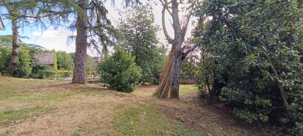 Maison des années 70 avec fort potentiel sur sous-sol complet et beau jardin !