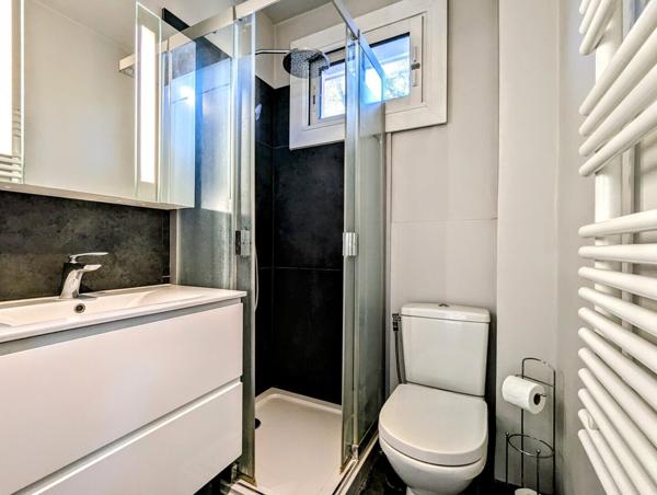 T2 vendu meublé avec balcon et cave, idéal investisseur