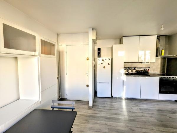 T2 vendu meublé avec balcon et cave, idéal investisseur